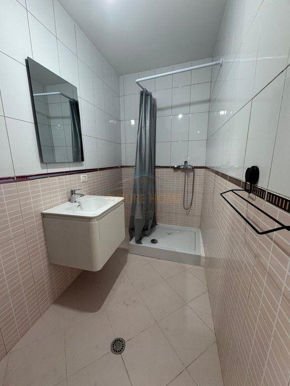 Qera, Apartament 2+1+2, Ish stacioni i fundit i Tiranes se Re.