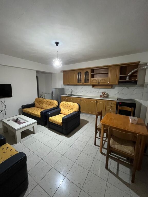 Jepet me qera hyrje private 1+1 pas Kupoles, me vlere 400 Euro