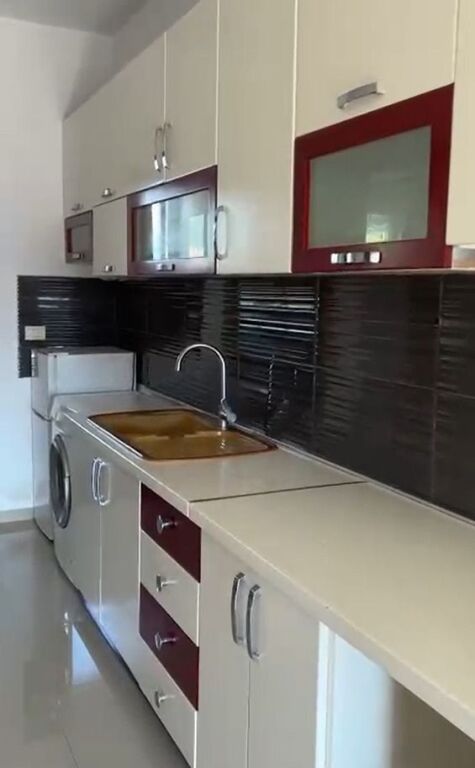 Apartament me qira – pranë Komisariatit të Policisë Nr. 4 !