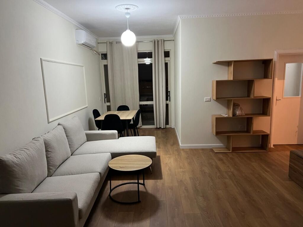 Plazh Durres Jepet me Qera 1+1 E mobiluar prane Spar Plazh