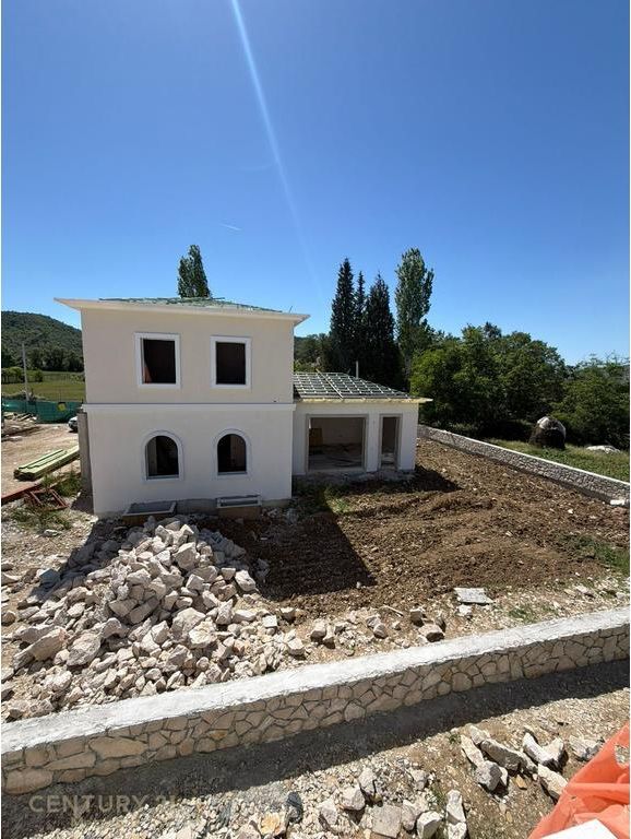 Për Shitje - Vilë Individuale me Pishine në Petrelë