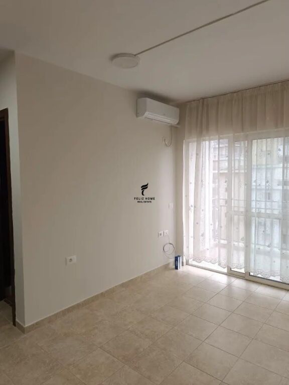 APARTAMENT ME QERA 1+1 FUSHA E AVIACIONIT 45.000 LEKE FH-76490
