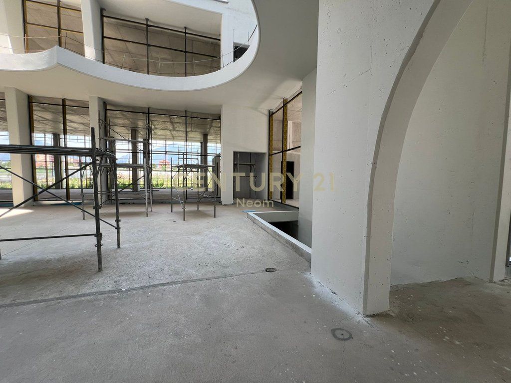 Commercial space for rent in one of the most strategic areas of the city, Park Avenue Complex.