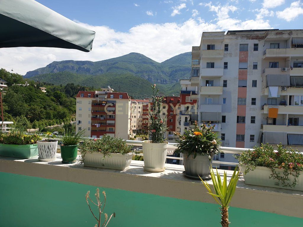 Shesim Apartament 2+1+2 + Verande – tek shkolla 9-vjecare Qesarak në Fresk