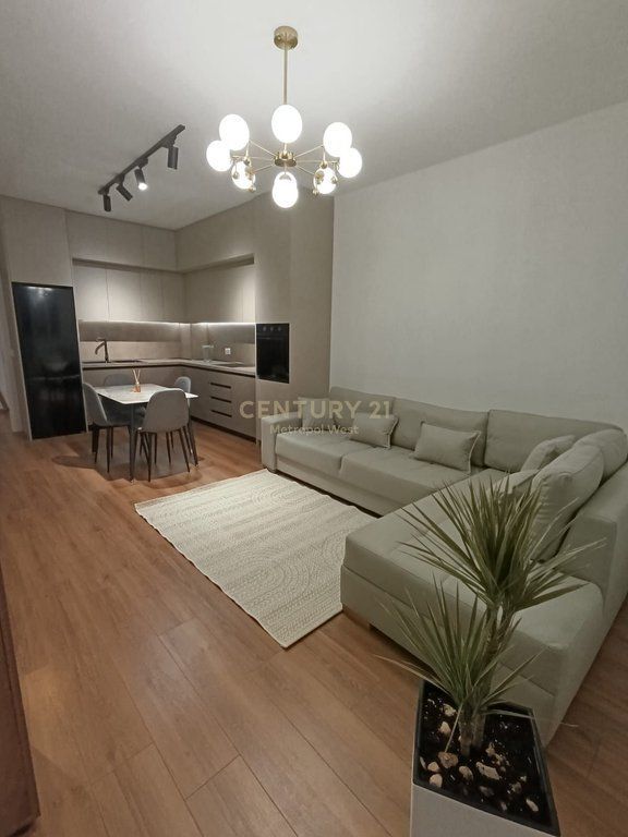 Pranë Ambasadës Amerikane, apartament 1+1 me qira