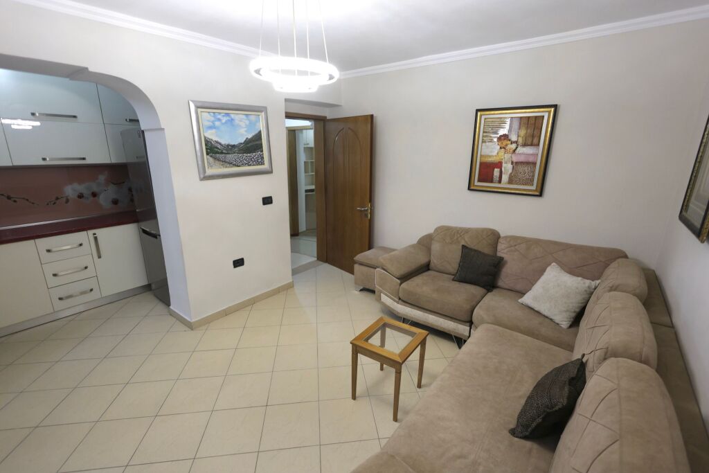 Apartament 2+1 me qera, perballe Maternitetit te Ri