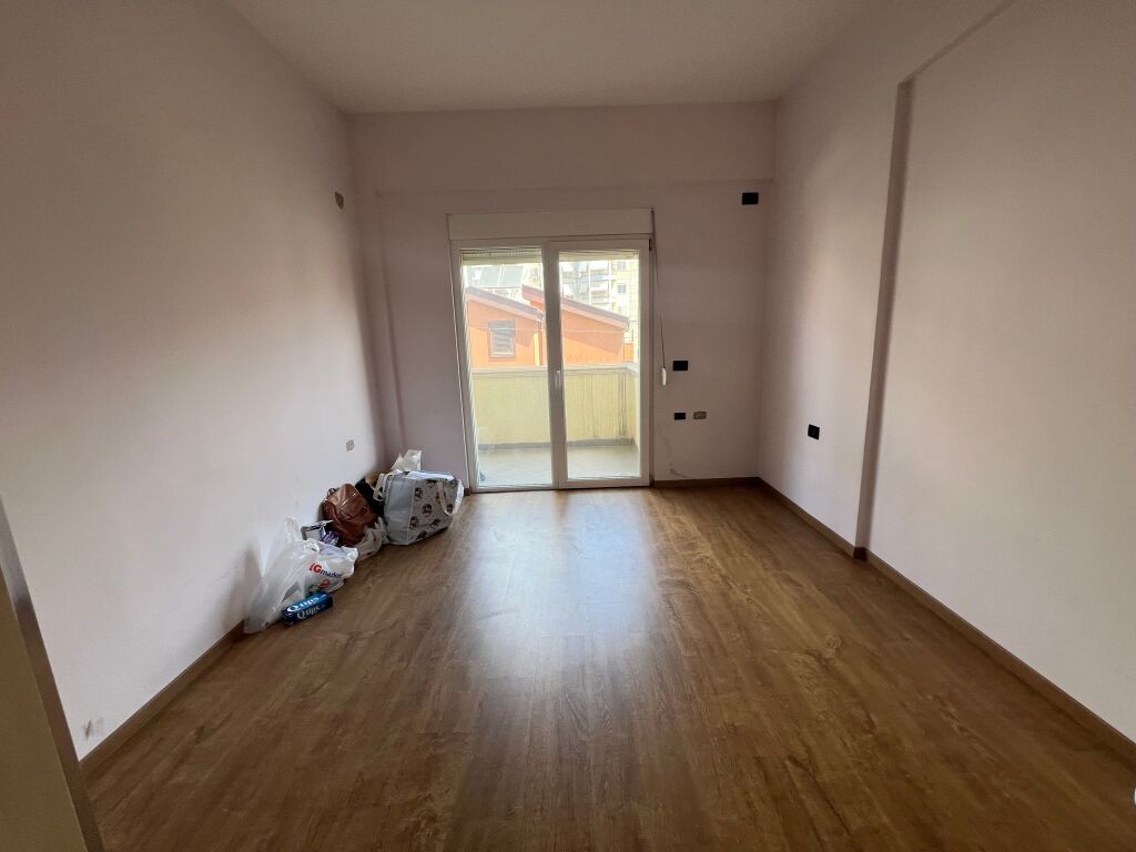 Shitet apartament 2+1+2 Mbikalimi i Komunes Tirane