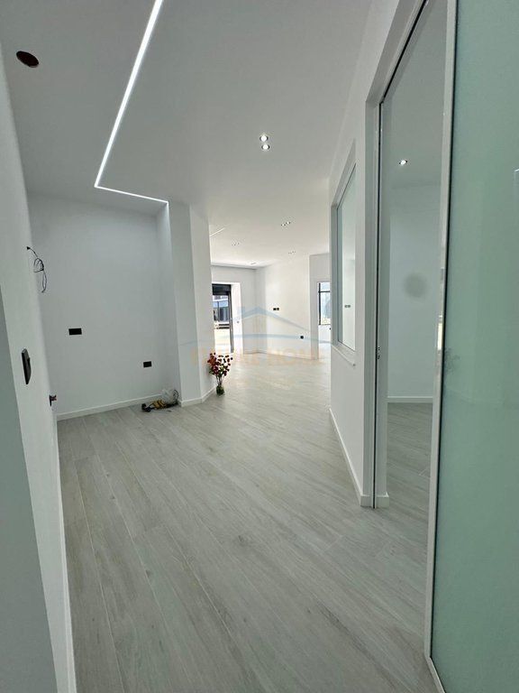 Apartament 2+1+2 Tualete + Verande ,Rruga ''Murrat Terbaci'' ,Vlorë.