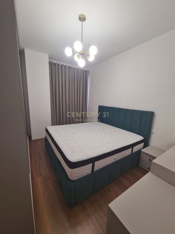 Pranë Ambasadës Amerikane, apartament 1+1 me qira