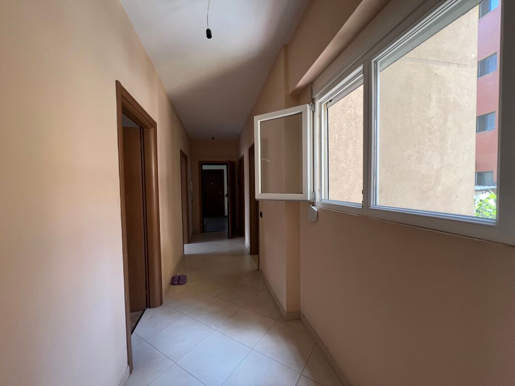 Shitet apartament 2+1+2 Mbikalimi i Komunes Tirane
