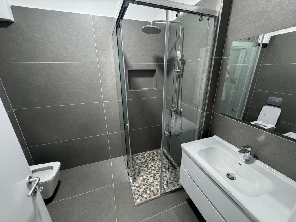 🏢Perballe Spitalit Amerikan 3,jepet me qera apartament,1+1+post parkimi,i mobiluar. 60,000Leke