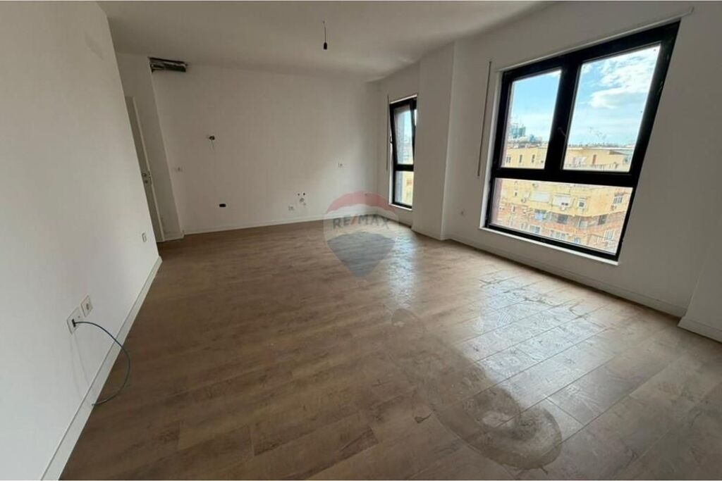 Apartament 2+1 per shitje---Komuna e Parisit !!!!