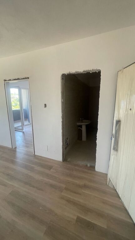 Shitet apartament 1+1 Paskuqan