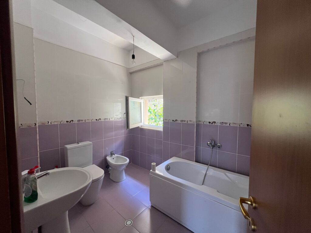 Shitet apartament 2+1+2 Mbikalimi i Komunes Tirane