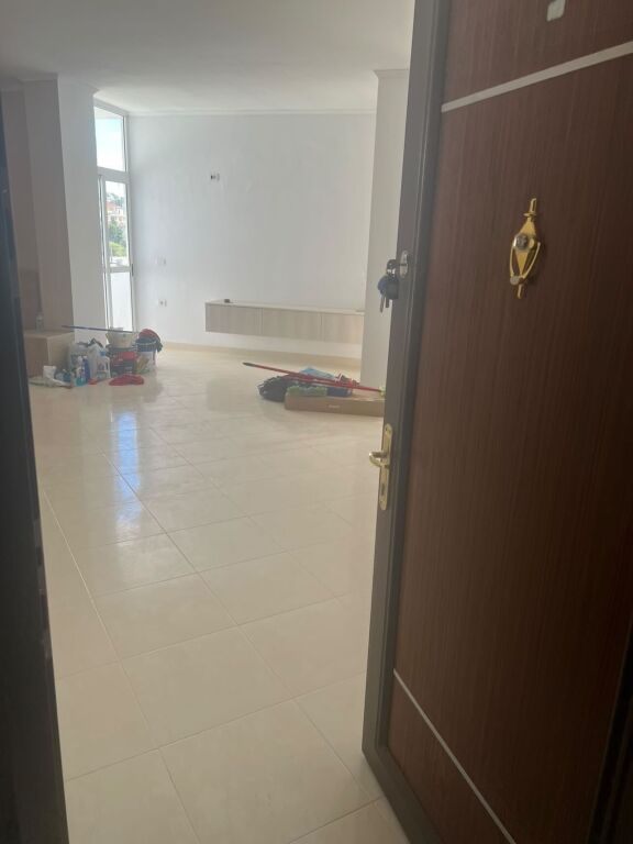Shitet Apartament 1+1 i mobiluar ne Golem