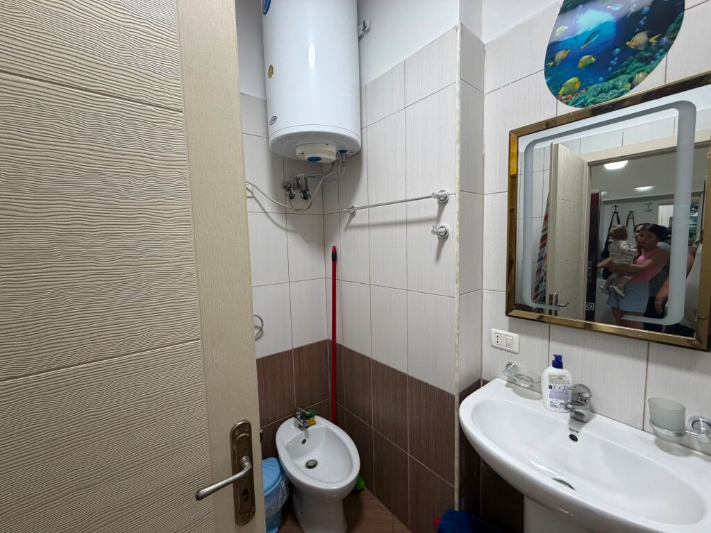 Jepet me qera, Apartament 1+1, Tek Rrota e Kuqe – Plazh, Durrës.(400 mije leke)
