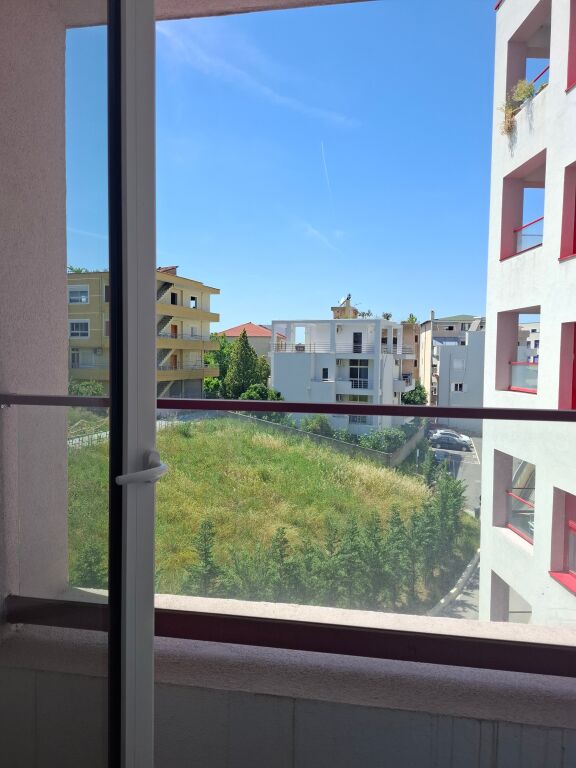 Appartamento 2+1+balcone - 320Eur/mese 📍Ali Dem, complesso Mangalem