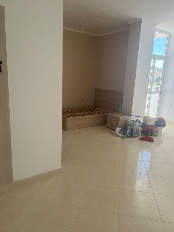 Shitet Apartament 1+1 i mobiluar ne Golem