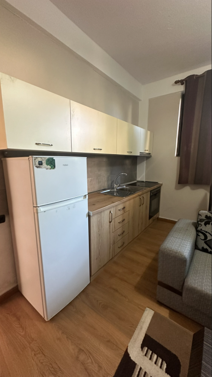 1+1 Kati i pare, shtepi private, e sapo rinovuar.