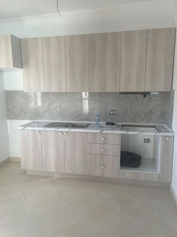 Shitet Apartament 1+1 i mobiluar ne Golem