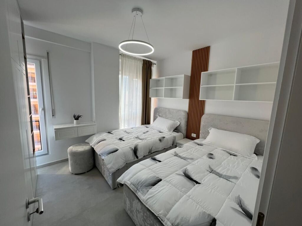 🏡 Jepet me qira apartament 2+1  📍 Rruga Qemal Stafa, pranë Shkollës së Kuqe, Tiranë 🏢 Kati i 3-të, me ashensor ✨ I mobiluar dhe i pabanuar më parë 💶 Çmimi: 900€/muaj   