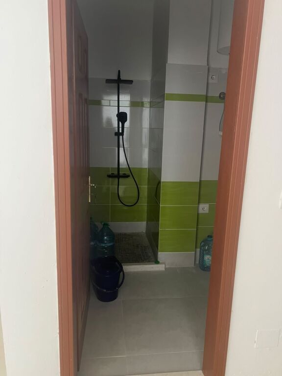 Shitet Apartament 1+1 i mobiluar ne Golem