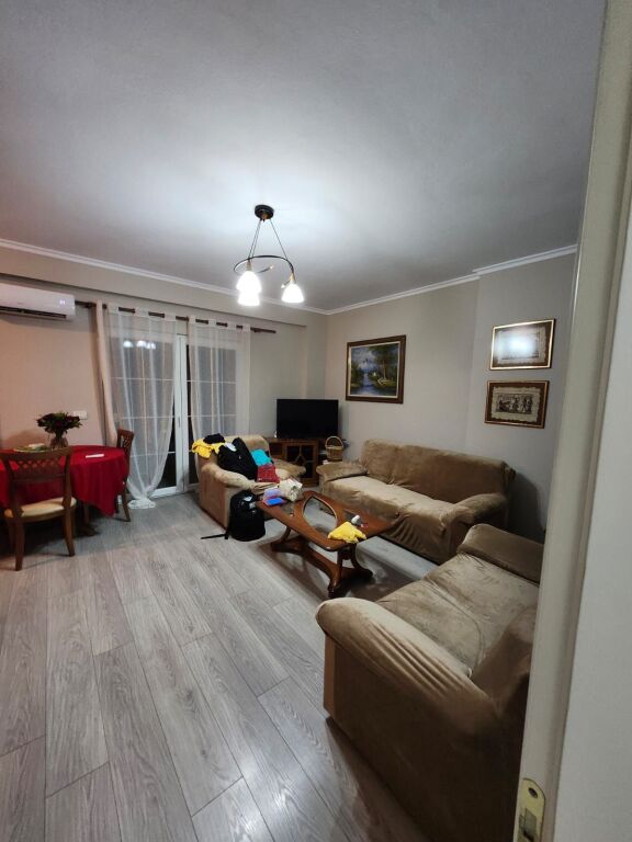 Apartament 2+1 me ballkon për qira – Rruga e Barrikadave, pranë shkollës “Lidhja e Prizrenit”