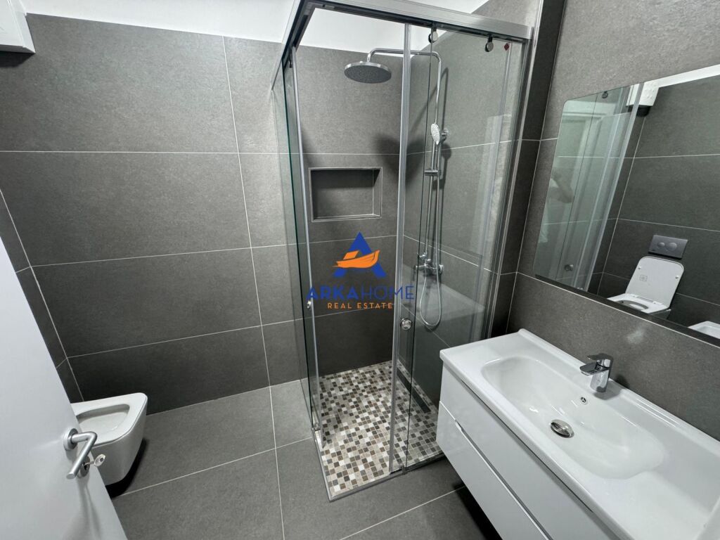 JEPET APARTAMENT ME QERA 1+1+BALLKON "PRANE GOLDEN PARK, PERBALL AMERIKAN 3" 60.000 LEKE