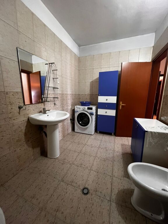 🏢Ne  zonen e Siri Kodres jepet me qera apartament 1+1,i mobiluar 60,000Leke .    