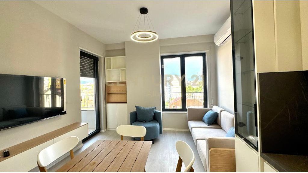 apartament 1+1 në rrugën Karl Gega, pranë ish Stacionit të Trenit!