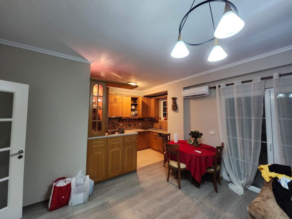 Apartament 2+1 me ballkon për qira – Rruga e Barrikadave, pranë shkollës “Lidhja e Prizrenit”