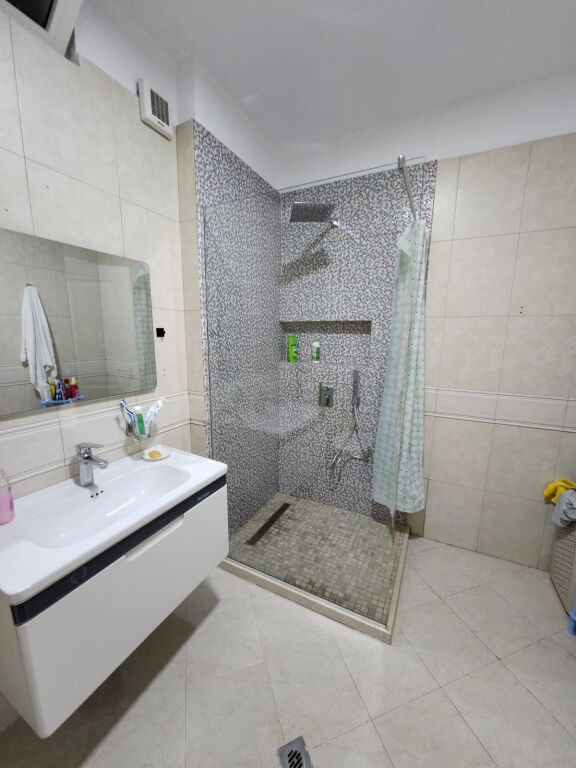 Apartament 2+1 me ballkon për qira – Rruga e Barrikadave, pranë shkollës “Lidhja e Prizrenit”