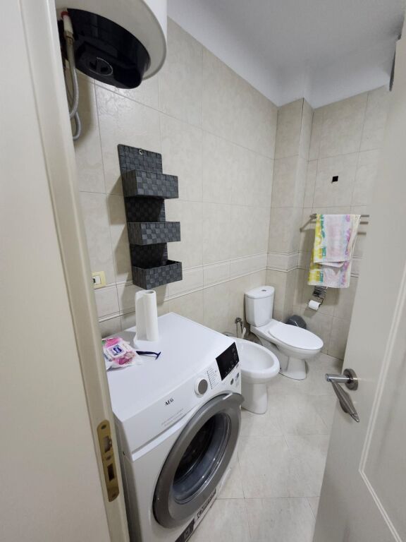 Apartament 2+1 me ballkon për qira – Rruga e Barrikadave, pranë shkollës “Lidhja e Prizrenit”