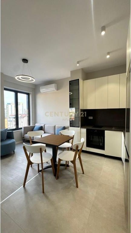 Jepet me qira apartament 1+1 në rrugën Karl Gega, pranë ish Stacionit të Trenit! 700 € /Muaj