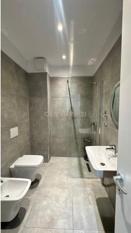 apartament 1+1 në rrugën Karl Gega, pranë ish Stacionit të Trenit!