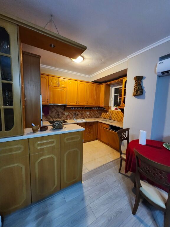 Apartament 2+1 me ballkon për qira – Rruga e Barrikadave, pranë shkollës “Lidhja e Prizrenit”