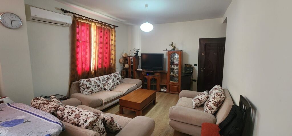 Jepet me qera apartament 2+1 në Siri Kodra, Tiranë