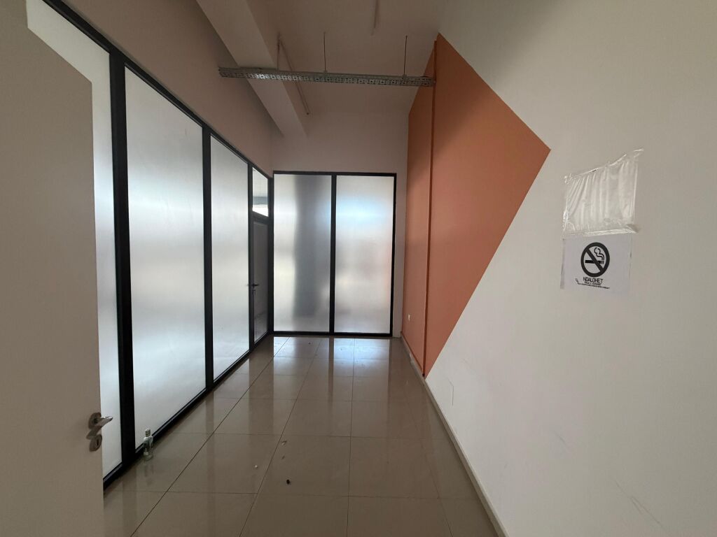 🏢 Jepet me qera ambient zyre 👍 📍 Përballë Spitalit Amerikan 3, në rrugën kryesore ✨