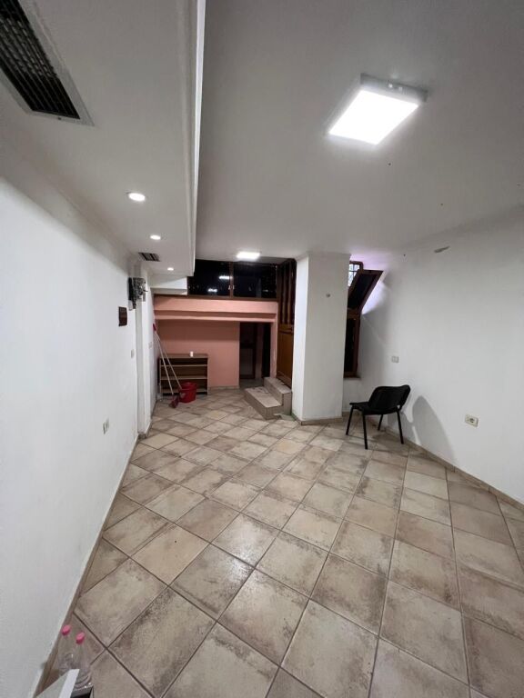 Ambjent buze rruge gjysem bodrum