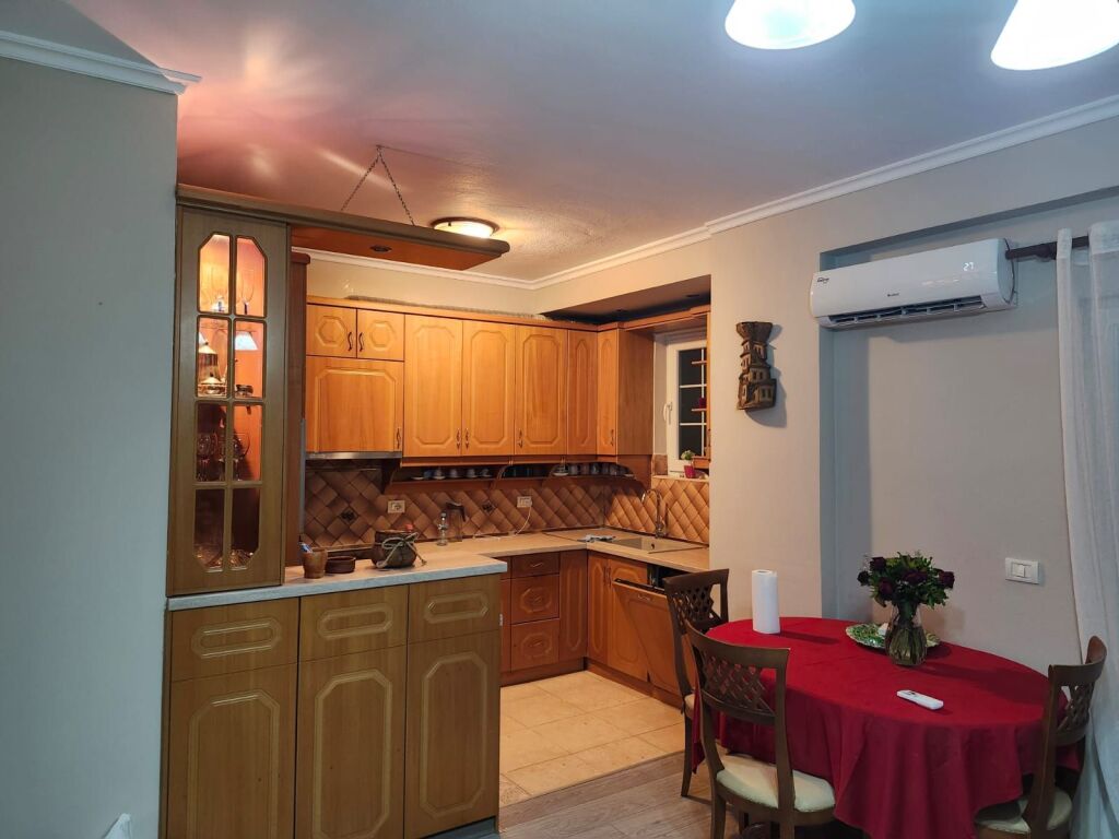 Apartament 2+1 me ballkon për qira – Rruga e Barrikadave, pranë shkollës “Lidhja e Prizrenit”