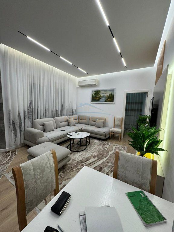 Shitet, Apartament 2+1, Fresk, Tiranë