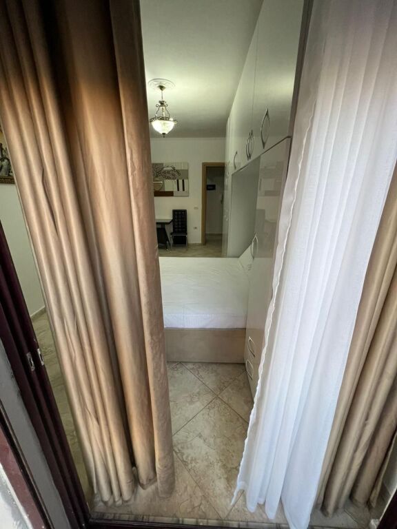 Jepet me qera Apartament 1+1 te Rruga Barrikadave/ Qender