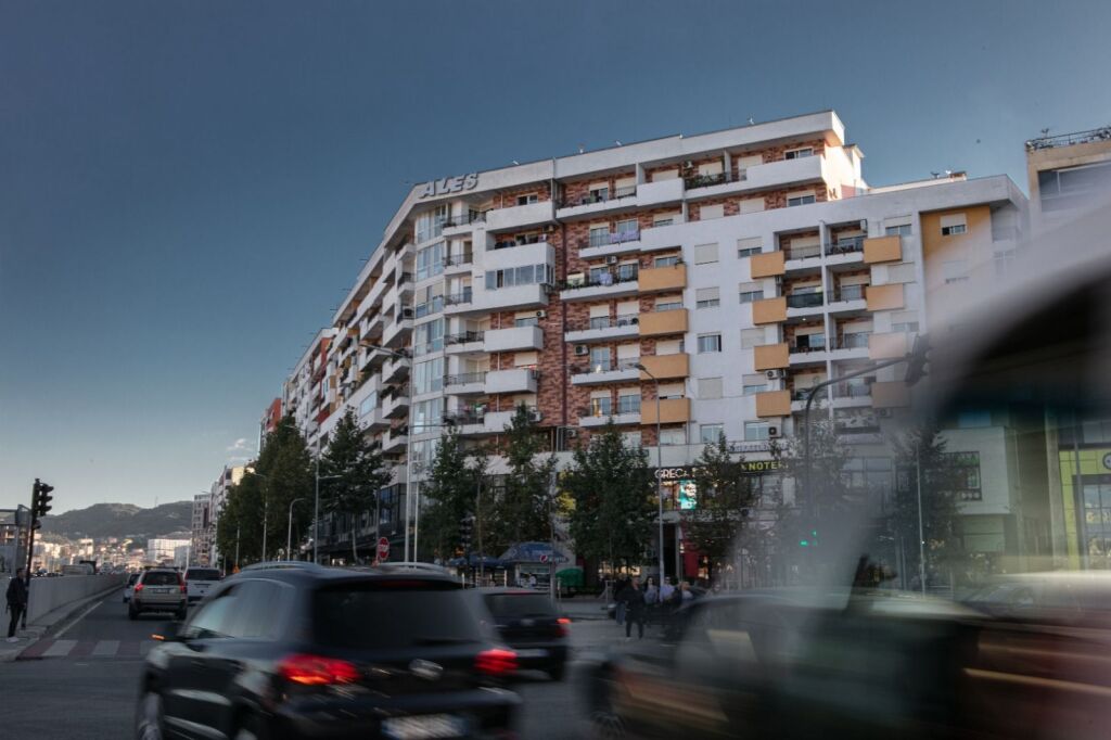 jepet me qera ambient biznesi ne astir rruge kryesore