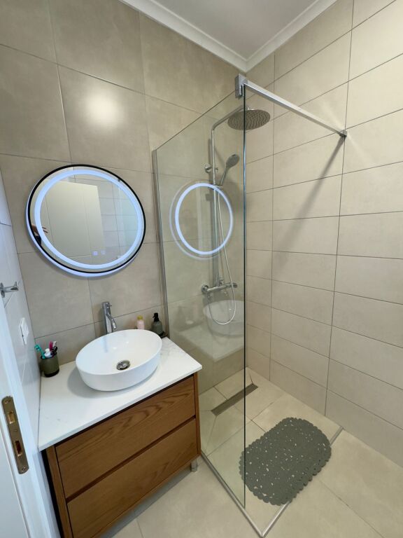 Apartament krejt I ri për shitje ne qender te Korces.