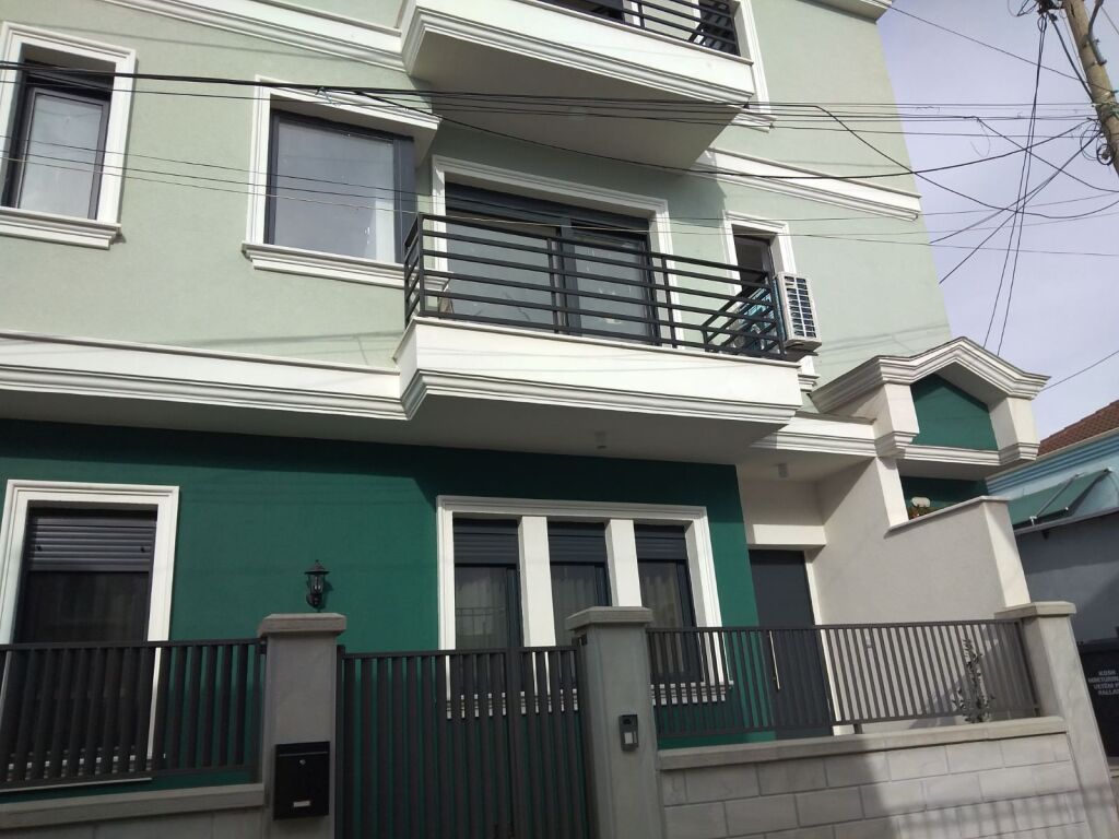 Apartament krejt I ri për shitje ne qender te Korces.