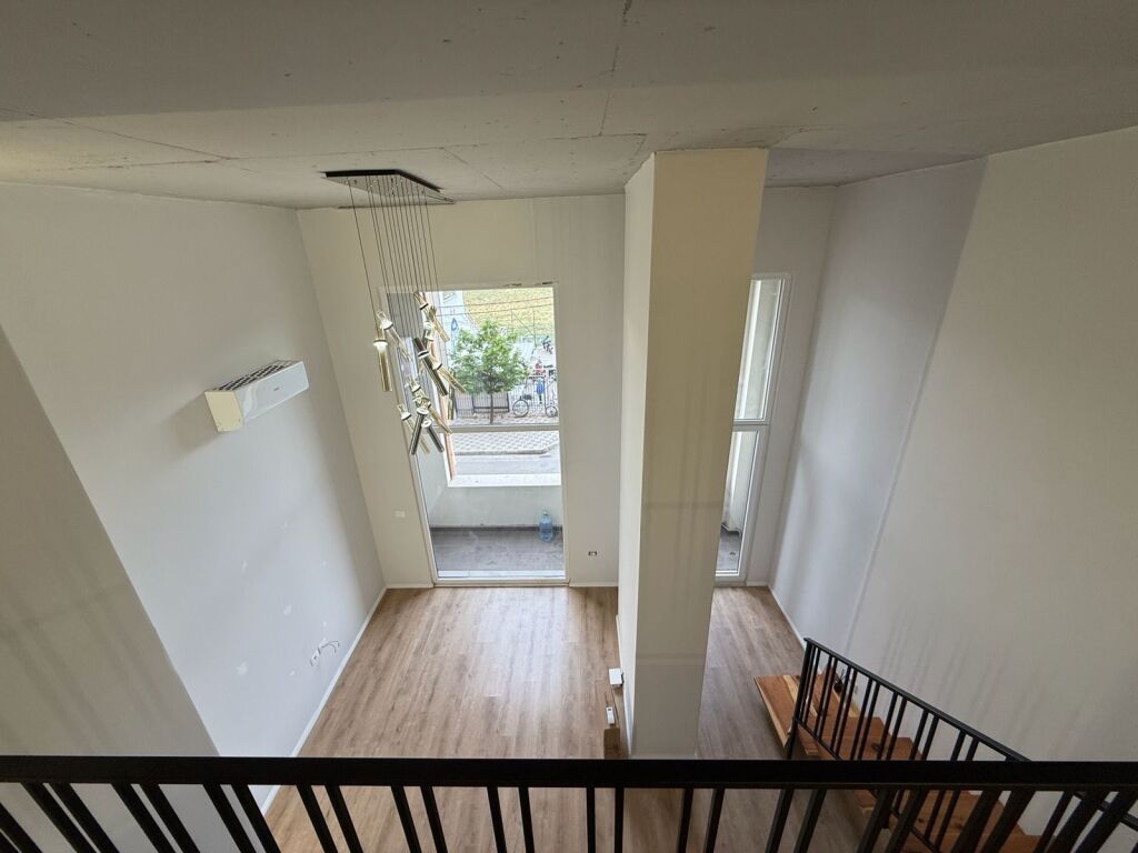 Duplex me qira – Pranë Spitalit Amerikan 3 !