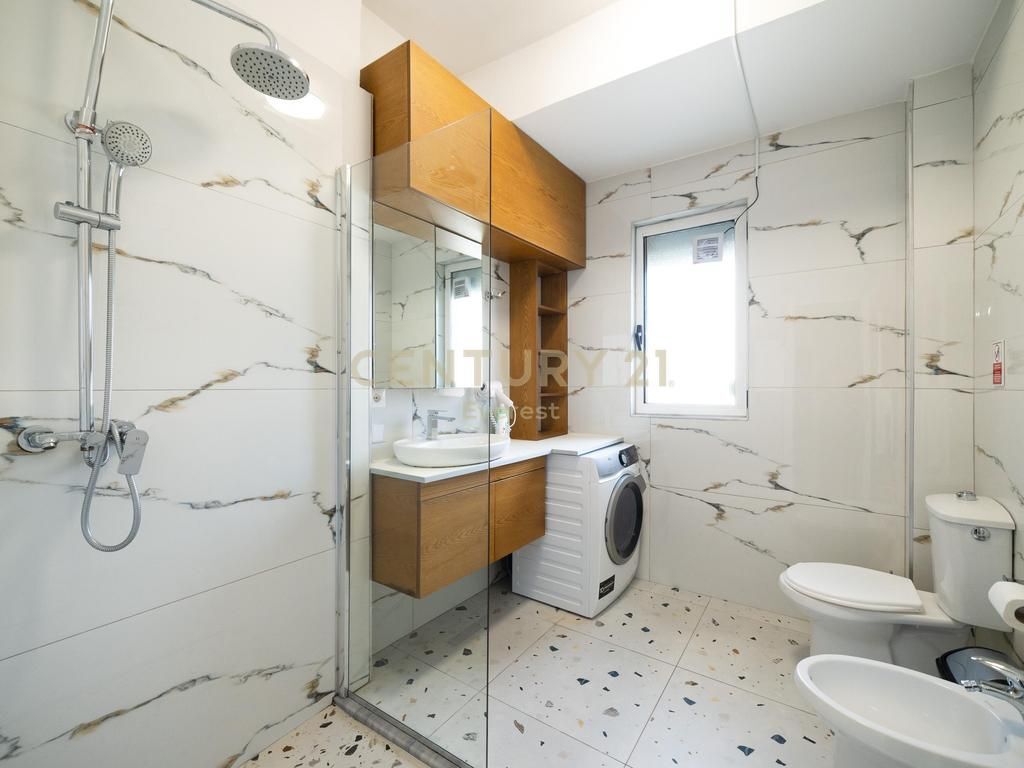 PAZARI I RI, SELLING 2+1 APARTMENT