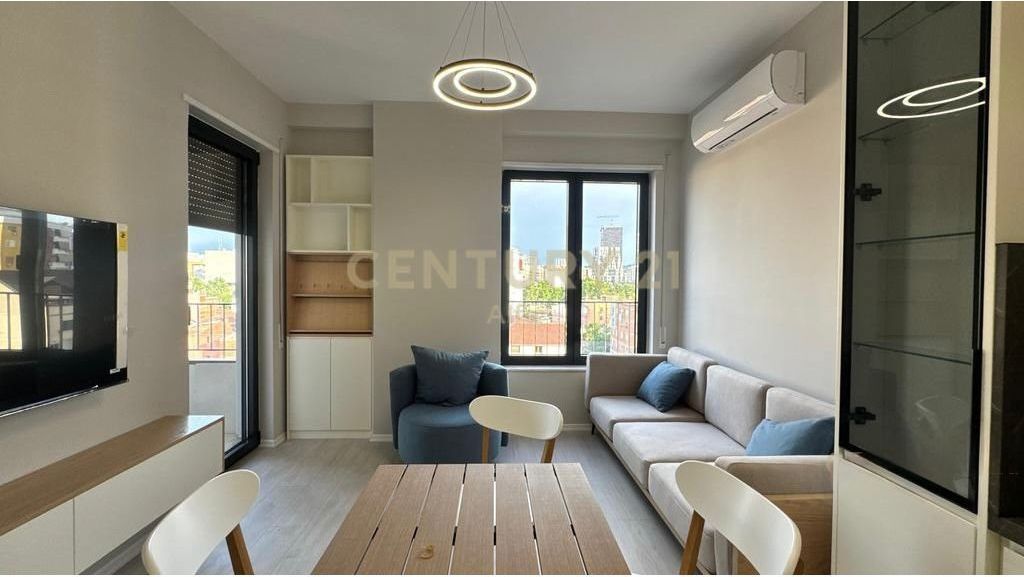 Jepet me qira apartament 1+1 në rrugën Karl Gega, pranë ish Stacionit të Trenit! 700 € /Muaj