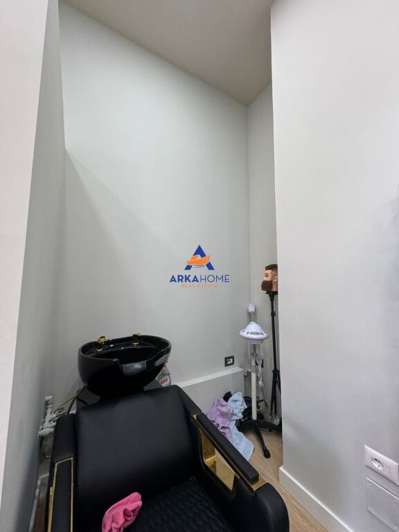 SHITET AMBIENT BIZNESI 24M2 "PRANE RRUGES SE BARIKADAVE" 165.000 EURO