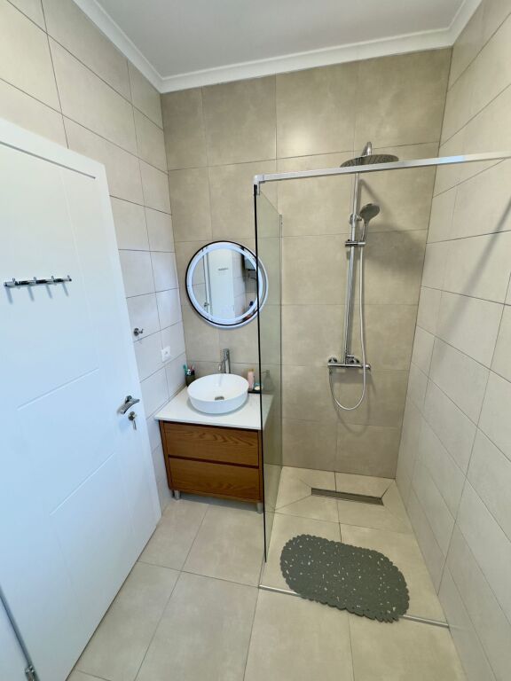 Apartament krejt I ri për shitje ne qender te Korces.